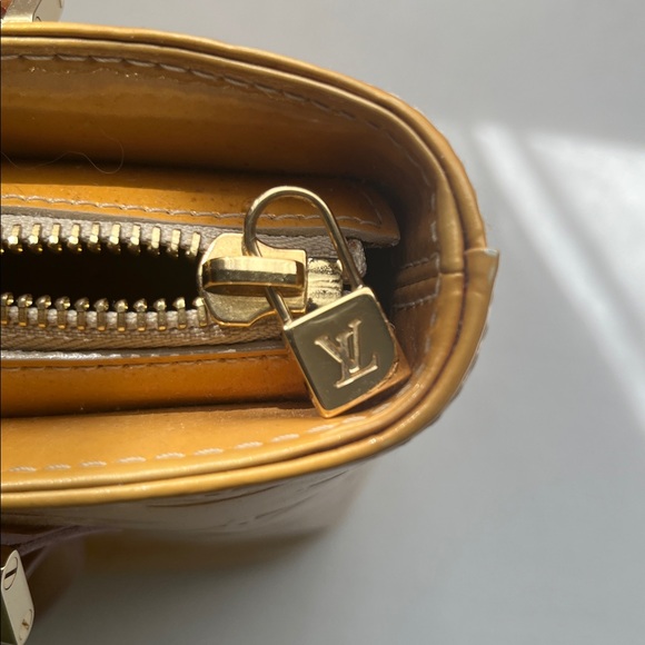 100% Authentic
Louis Vuitton Gold and Tan Houston Vernis - Picture 4 of 14